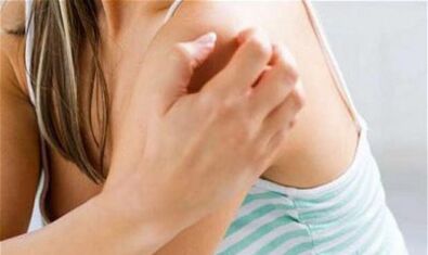 ragazza che si gratta la spalla